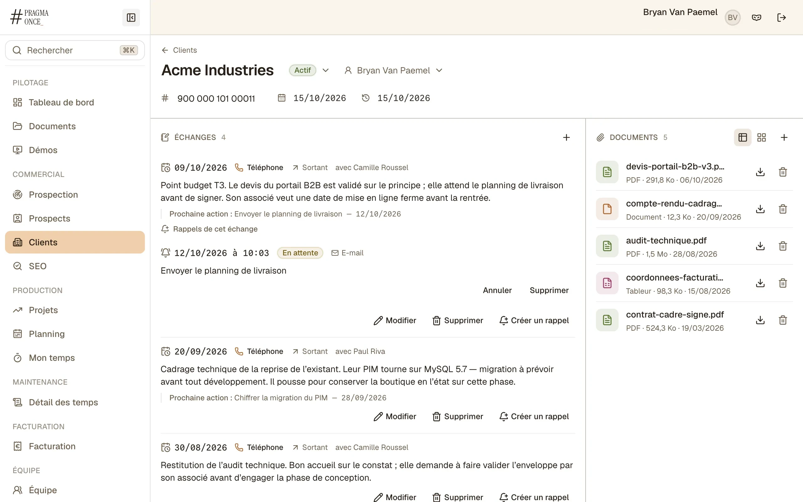 Fiche client : à gauche les échanges datés (appels, prochaine action, rappel en attente), à droite les documents du client (devis, compte rendu, audit, contrat).