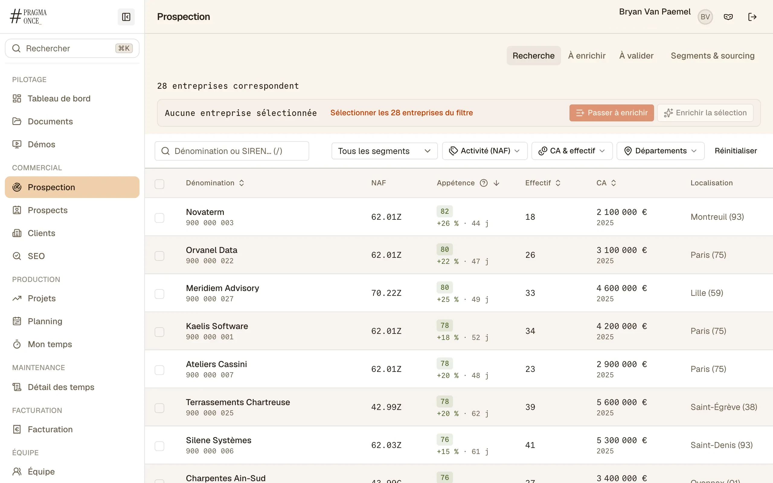 Écran Prospection : liste d’entreprises filtrable par segment, code NAF, chiffre d’affaires, effectif et département, triée par score d’appétence.